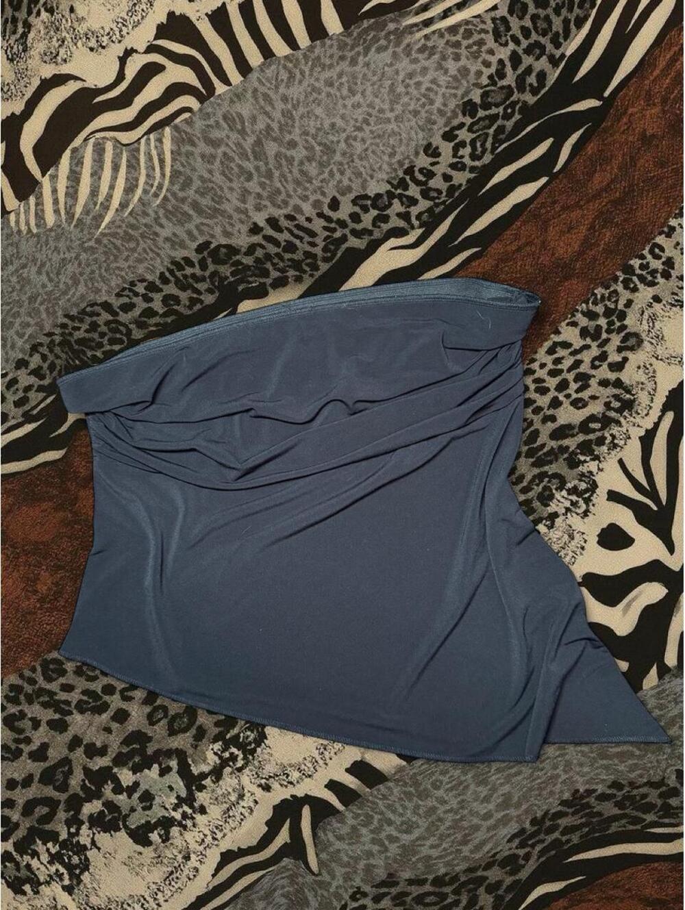 Urban Outfitters Women's Navy and Blue Crop-top